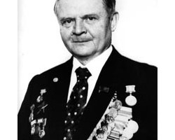 На фото Юрий Жданов