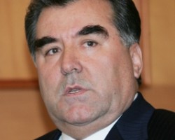 На фото Эмомали Рахмон