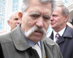 На фото Лев Лукьяненко