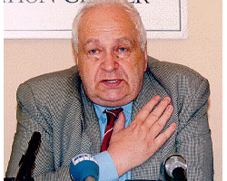 На фото Юрий Левада
