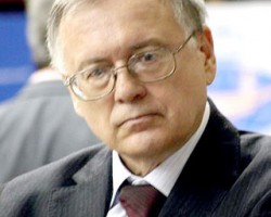 На фото Юрий Разуваев