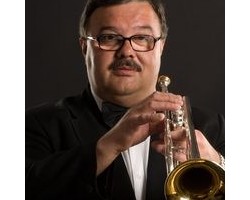 На фото Юрий Власенко