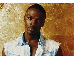 На фото Akon
