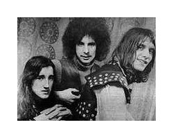 На фото ATOMIC ROOSTER