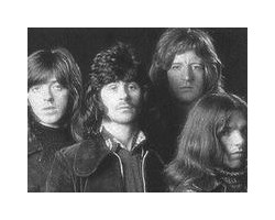 На фото Badfinger