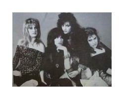 На фото Bangles