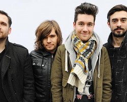 На фото Bastille