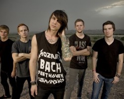 На фото Blessthefall