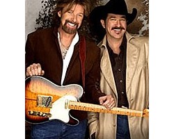 На фото Brooks & Dunn