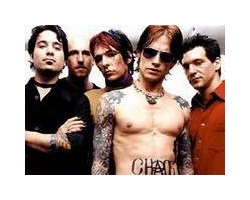 На фото Buckcherry