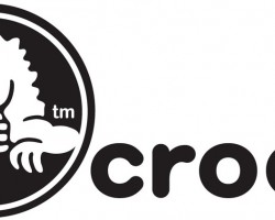 На фото Crocs