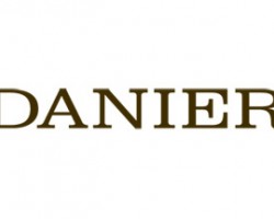 На фото Danier