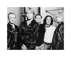 На фото Def Leppard