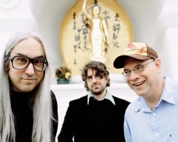 На фото Dinosaur Jr.