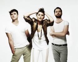 На фото Dragonette