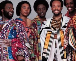 На фото Earth, Wind & Fire