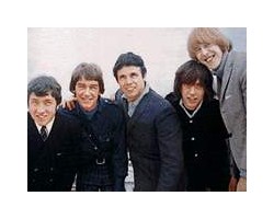 На фото Easybeats