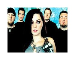 На фото EVANESCENCE