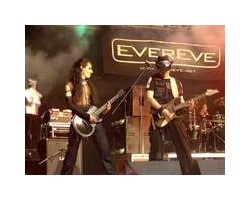 На фото Evereve