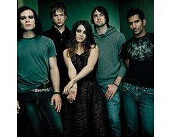 На фото Flyleaf