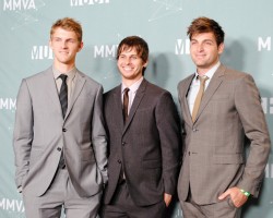 На фото Foster the People