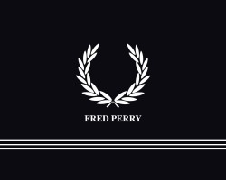 На фото Fred Perry