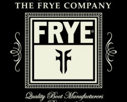 На фото Frye