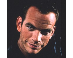 На фото Garou