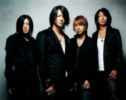 На фото Glay