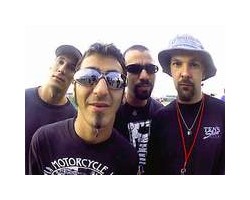 На фото Godsmack