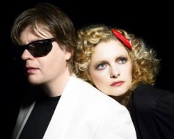 На фото Goldfrapp