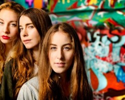 На фото Haim