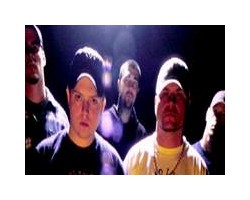 На фото Hatebreed