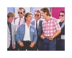 На фото Huey Lewis & The News