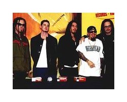 На фото Korn