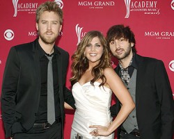 На фото Lady Antebellum