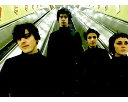 На фото Ladytron