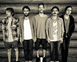 На фото Local Natives