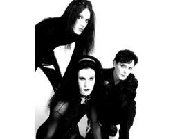 На фото London After Midnight