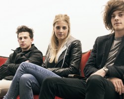 На фото London Grammar