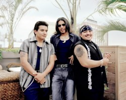 На фото Los Lonely Boys