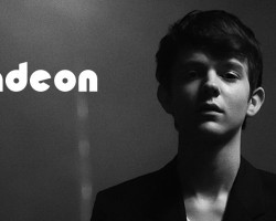 На фото Madeon