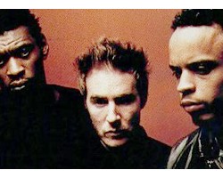 На фото Massive Attack