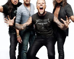 На фото Metallica