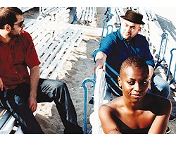 На фото Morcheeba