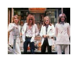 На фото Mott The Hoople