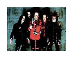 На фото Murderdolls