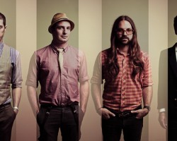 На фото Mutemath