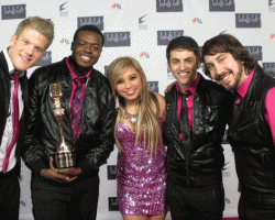 На фото Pentatonix