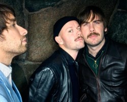 На фото Peter Bjorn and John